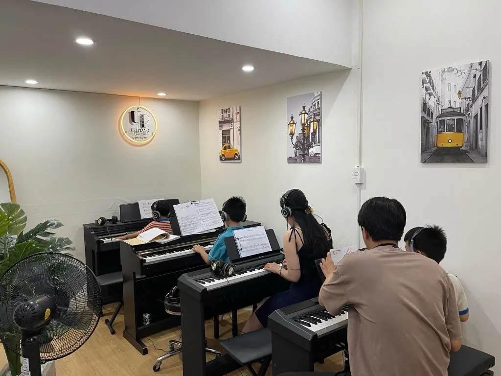 Group piano lesson
